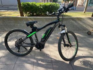 Bicicleta eléctrica negra y verde