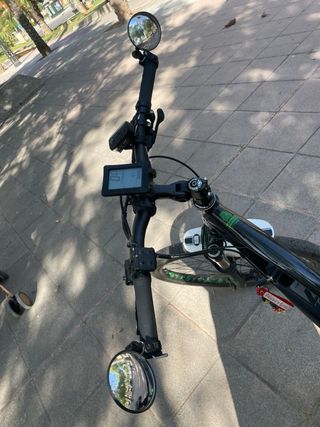 Bicicleta eléctrica negra y verde