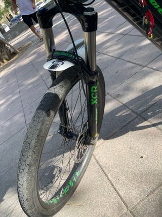 Bicicleta eléctrica negra y verde