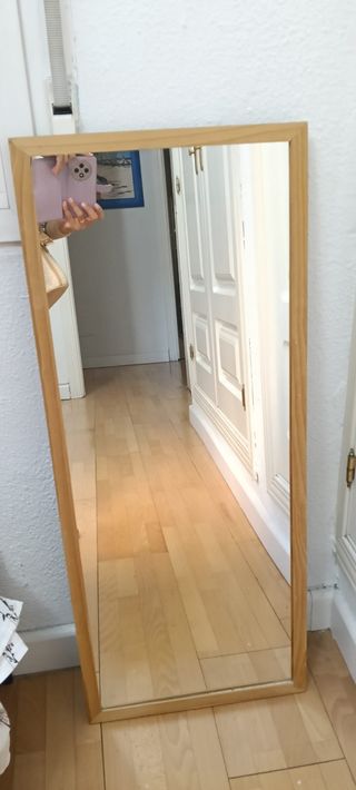Espejo de baño con marco de madera