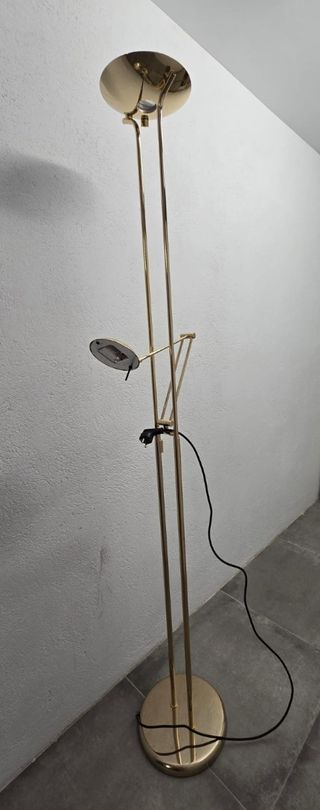 Lámpara de pie dorada con flexo