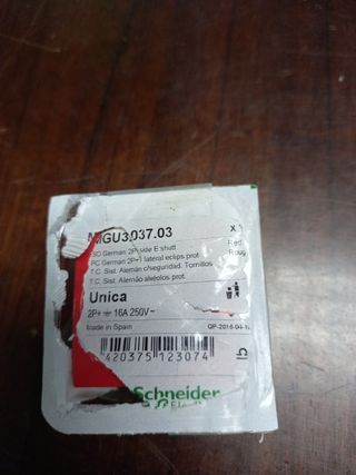 Base enchufe Unica Rojo MGU3.037.03