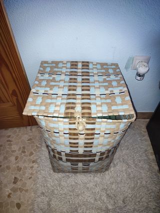Cesta de mimbre con tapa