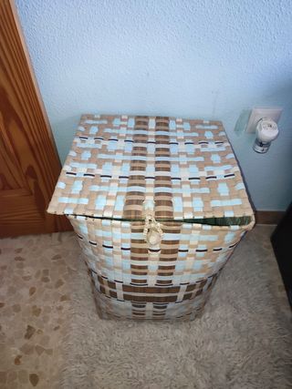 Cesta de mimbre con tapa