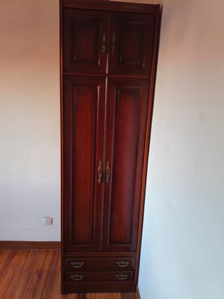 Armario ropero de madera marrón