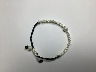 Pulsera artesanal con perla