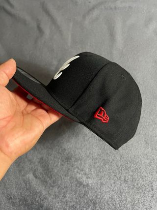 Gorra New Era 9Fifty SnapBack Negra y Roja