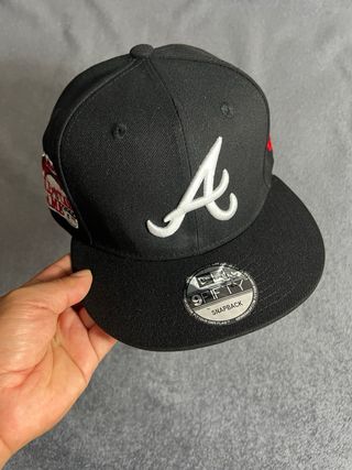 Gorra New Era 9Fifty SnapBack Negra y Roja