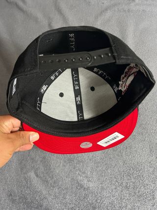Gorra New Era 9Fifty SnapBack Negra y Roja