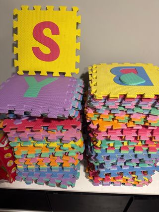Suelo puzzle infantil con letras y números
