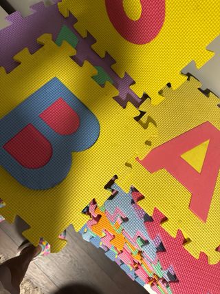 Suelo puzzle infantil con letras y números