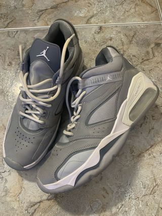 Zapatillas Jordan Grises y Blancas