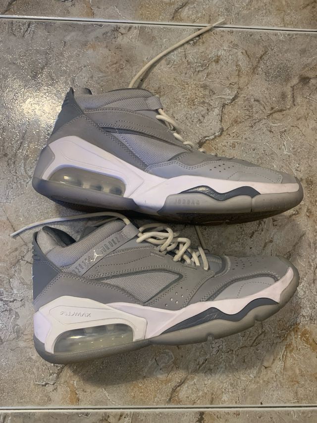 Zapatillas Jordan Grises y Blancas