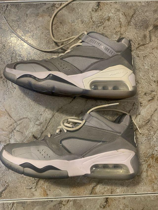 Zapatillas Jordan Grises y Blancas