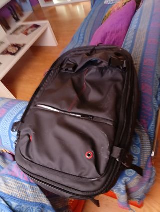 Mochila de viaje negra y gris