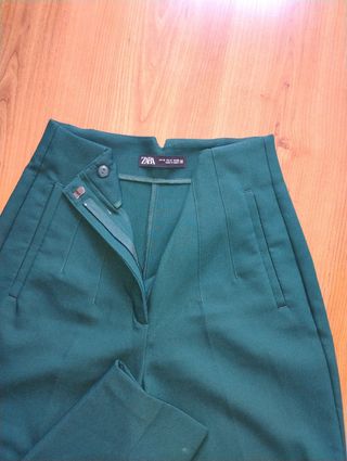 Pantalón verde de Zara
