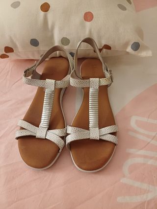 Sandalias Botticelli plateadas y blancas