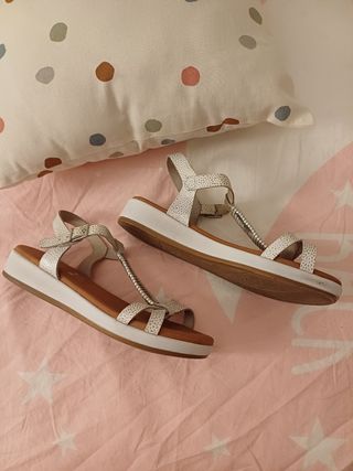 Sandalias Botticelli plateadas y blancas