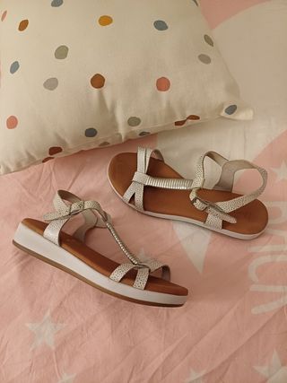 Sandalias Botticelli plateadas y blancas