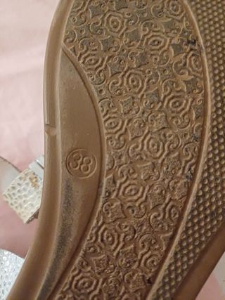 Sandalias Botticelli plateadas y blancas