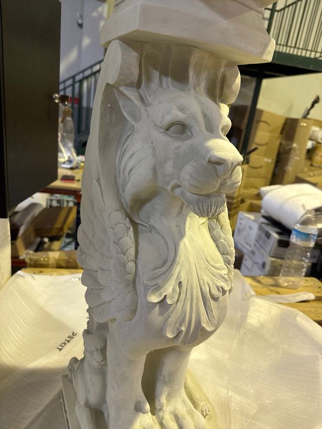 Figura da giardino con leone alato in pietra