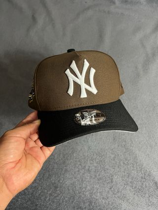 Gorra New Era 9Forty SnapBack NY Marrón y Negro