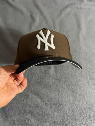 Gorra New Era 9Forty SnapBack NY Marrón y Negro