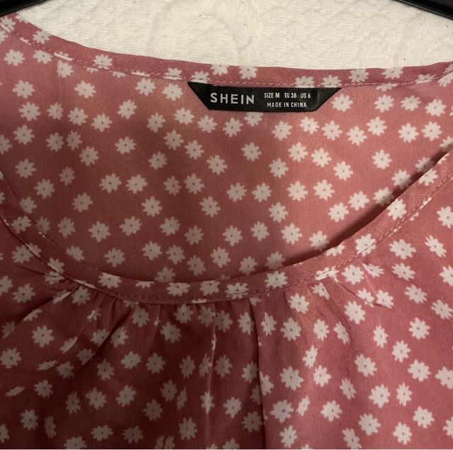 Vestido rosa con estampado floral blanco