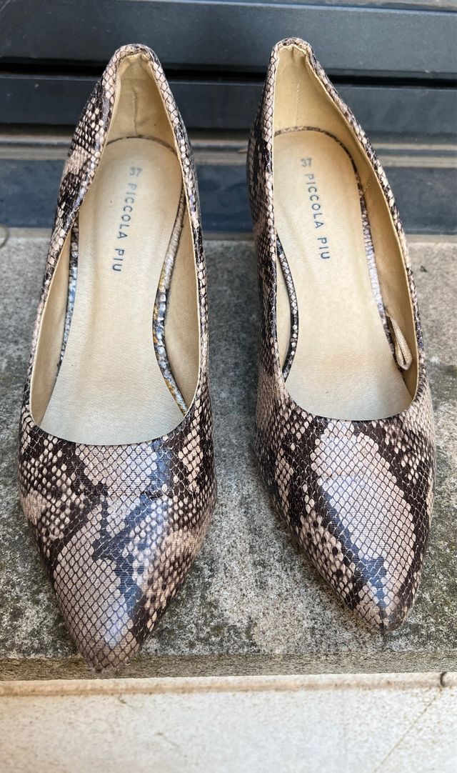 Zapatos de tacón estampado serpiente