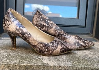Zapatos de tacón estampado serpiente