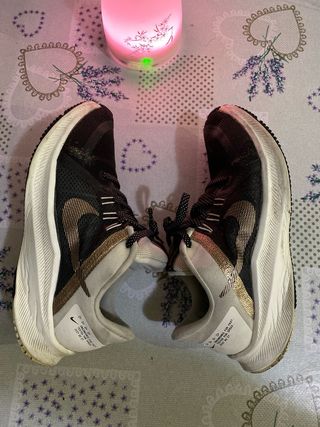 Zapatillas Nike Negras y Doradas