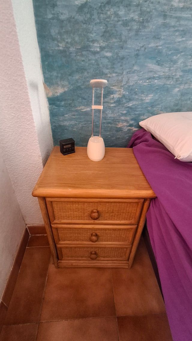 Cómoda, espejo y 2 mesitas de noche de mimbre