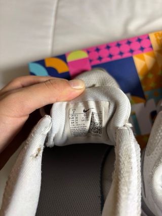 Zapatillas Nike Blancas y Grises