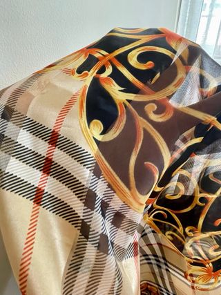 Pañuelo estampado beige y dorado