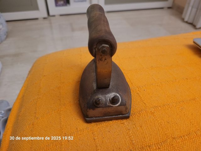 Plancha antigua de hierro con mango de madera