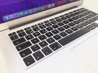 portatil apple apple macbook air core i5 1.8 13 (2017) (a1466)