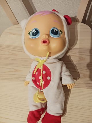 Bebé Llorón con Pijama de Fresas