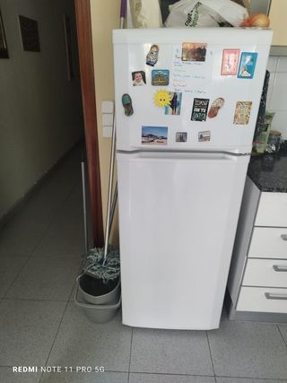 Nevera blanca de dos cuerpos.