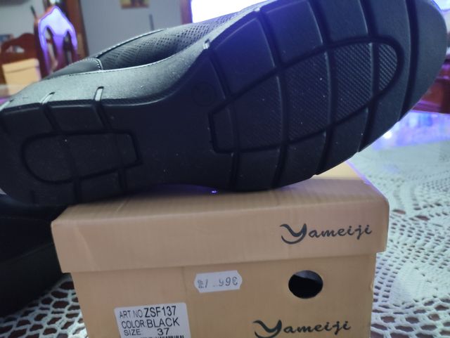 Zapatos negros ,cómodos, sin tener que agacharse .