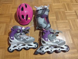 Patines en línea y casco rosa