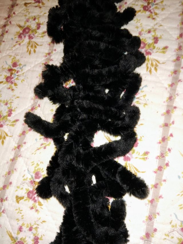 Bufanda boa terciopelo sintético negro para mujer.