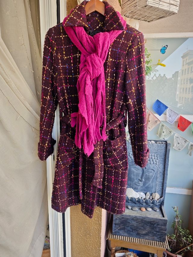 Abrigo tweed con bufanda rosa