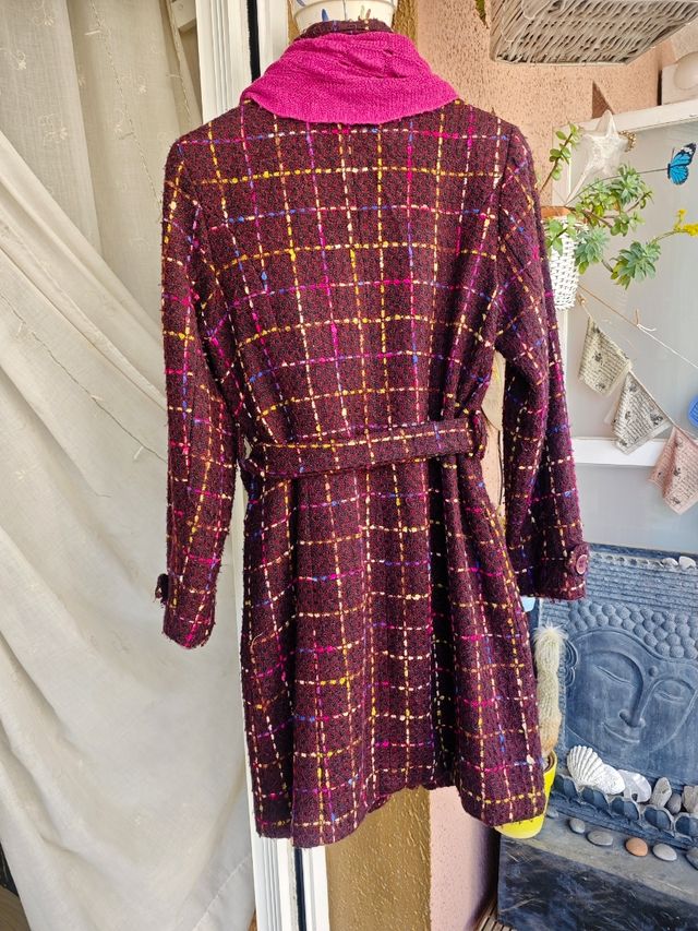 Abrigo tweed con bufanda rosa