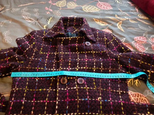 Abrigo tweed con bufanda rosa