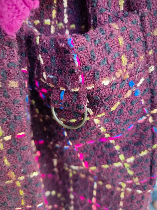 Abrigo tweed con bufanda rosa