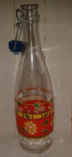 Botella de vidrio decorada