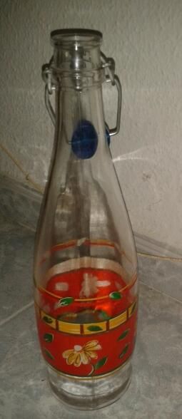 Botella de vidrio decorada