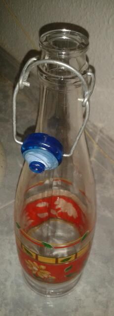Botella de vidrio decorada