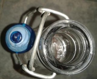 Botella de vidrio decorada