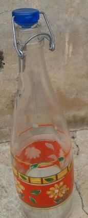 Botella de vidrio decorada